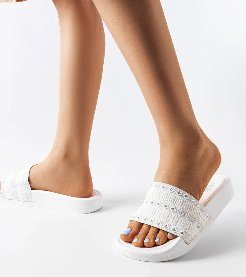 Șlapi albi decorați cu încrețitură Ernest