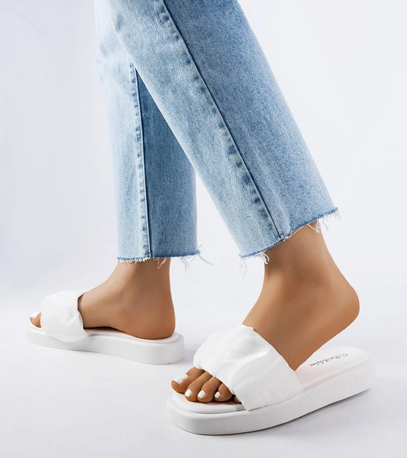 Șlapi albi înfrumusețați cu încrețitură de bulevard