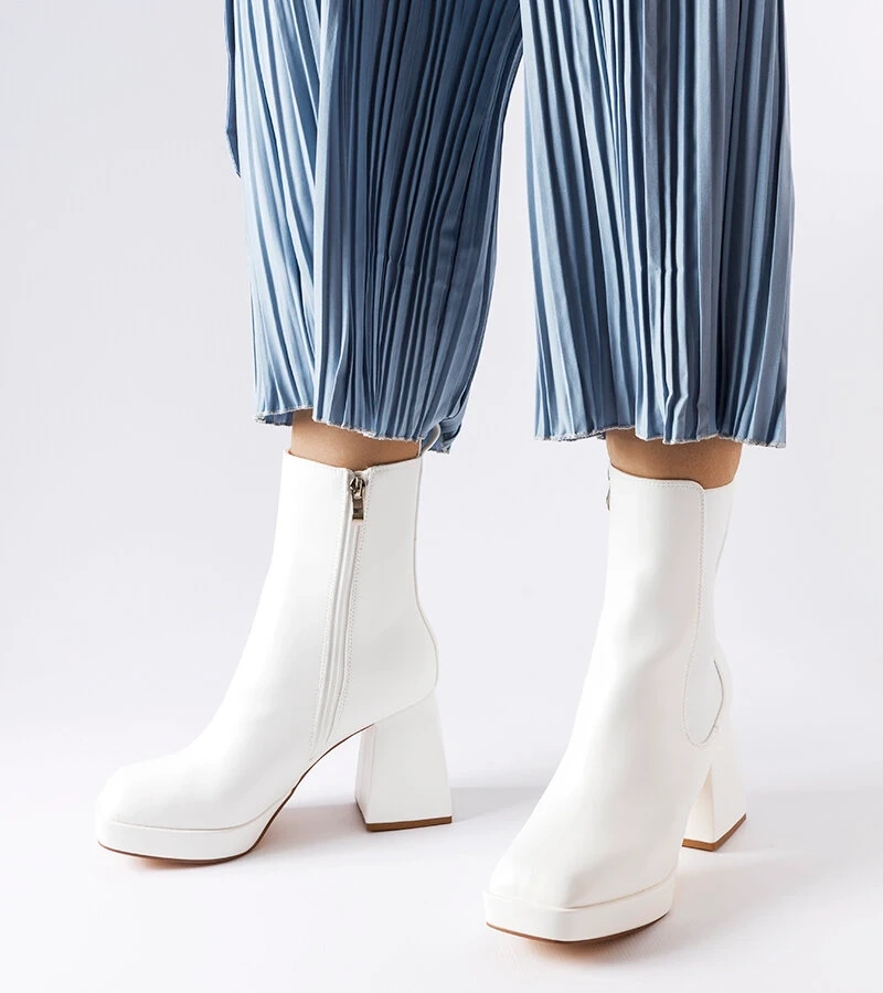 Cizme albe cu un post solid Watson