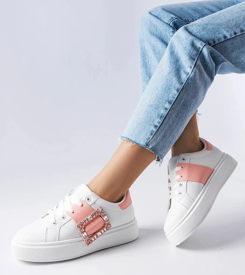 Adidași albi înfrumusețați cu o cataramă Ike roz