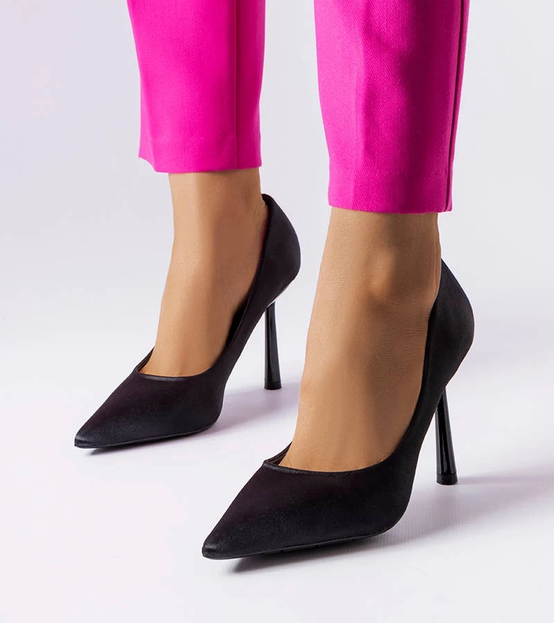 Pantofi stiletto negri cu finisaj satinat de Vinceza