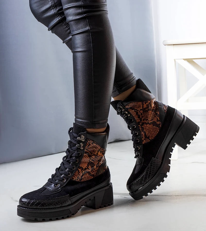 Cizme izolate negre decorate cu inserții Fox