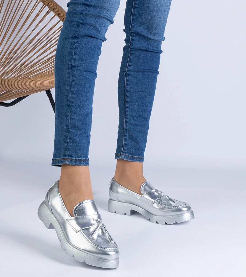 Pantofi clasici argintii cu ciucuri Esitta