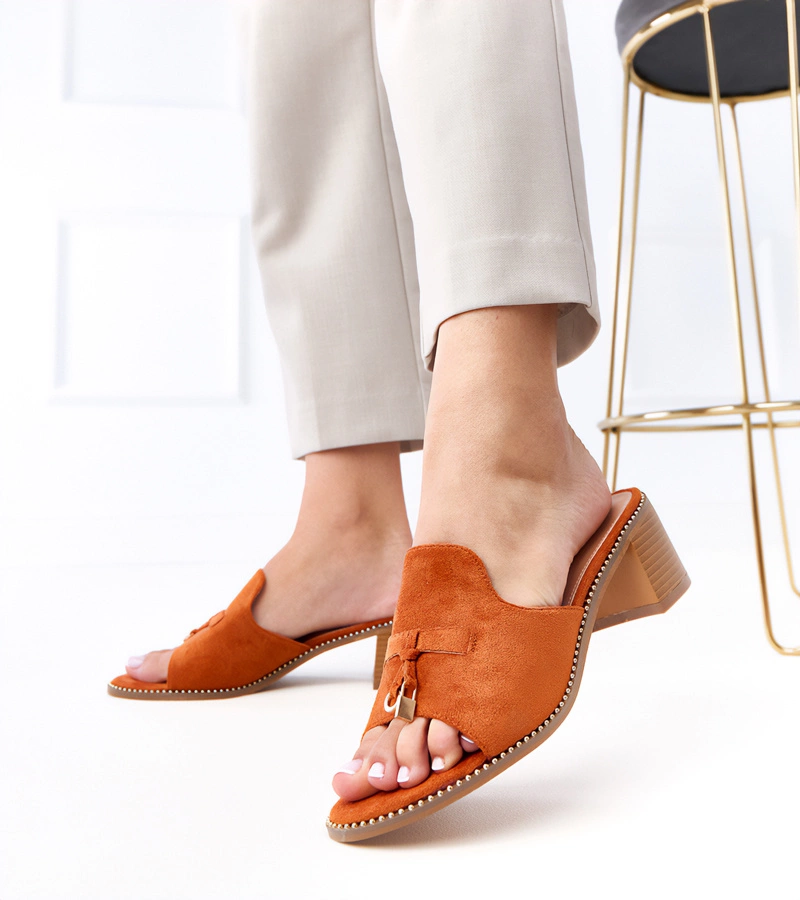 Sandale maro cu toc și ornament pe bareta Gariend