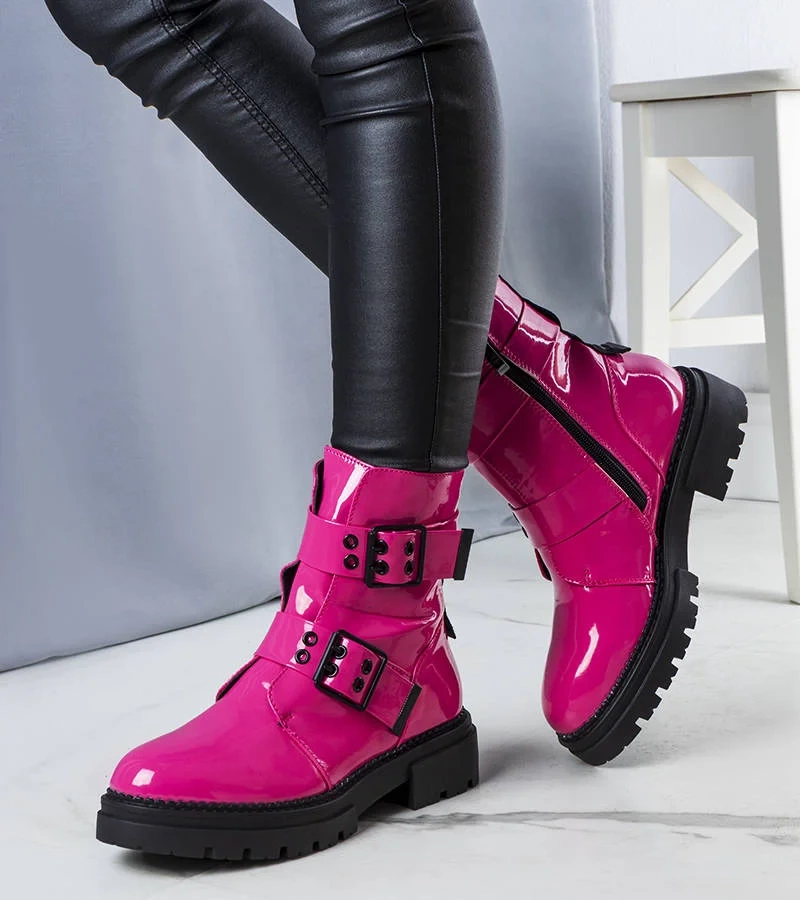 Cizme izolate Faleri roz lăcuite și izolate