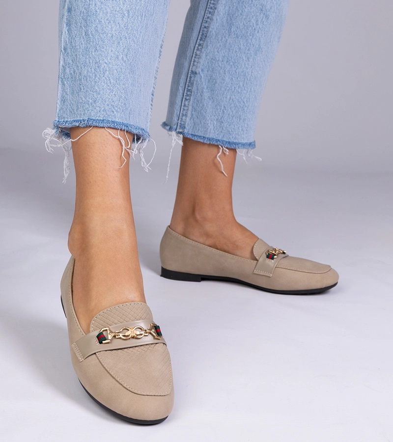 Mocasini maro cu finisaj mat și ornament auriu Gloriasa