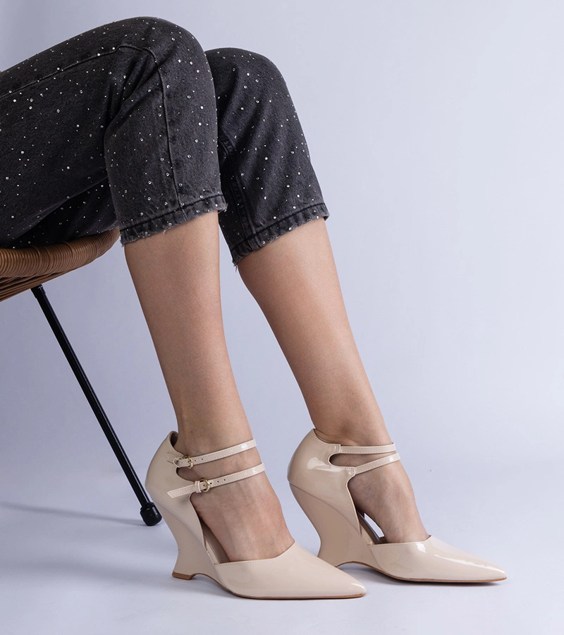 Pantofi cu platformă lăcuiți bej cu catarame Vizario