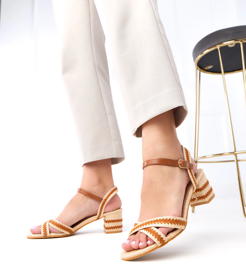 Sandale maro cu toc gros închise la gleznă Markot