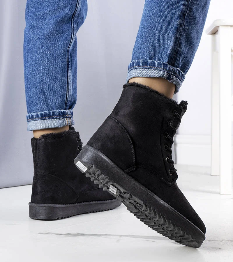 Cizme negre izolate din eco-suede de la Madisyn