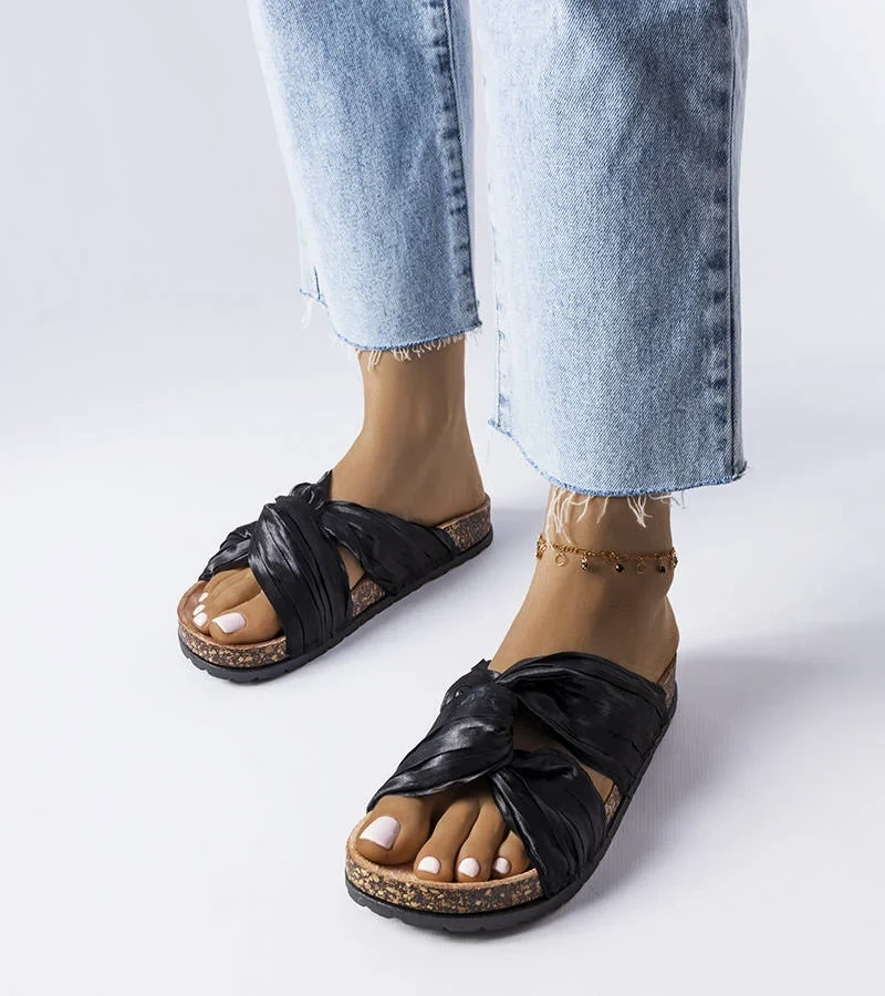 Șlapi negri, înfrumusețați cu țesătură Fresne