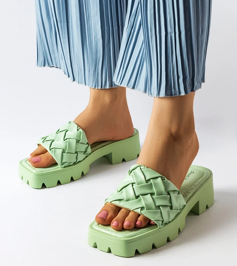 Șlapi verzi pe o talpă de tractor Lora