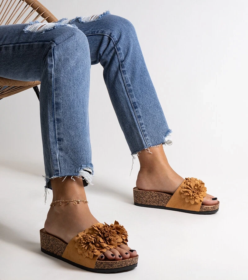 Papuci caramel cu flori pe platforma Apolonia