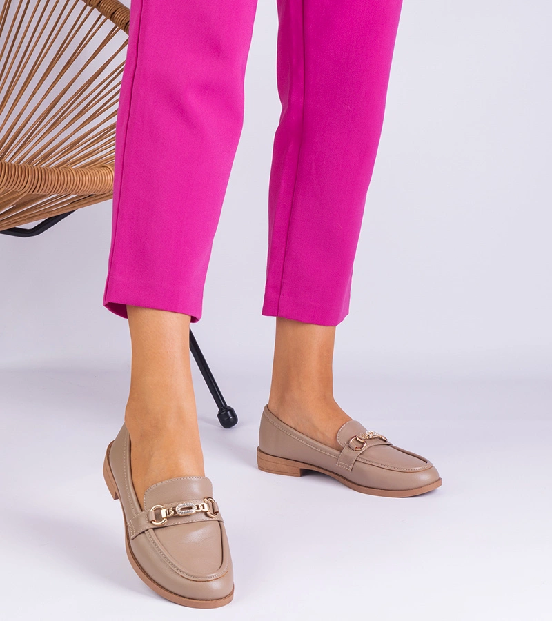 Mocasini maro pentru femei cu decorațiuni și pietre strălucitoare Mikasa