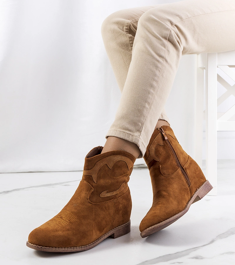 Brown Velha cowgirls