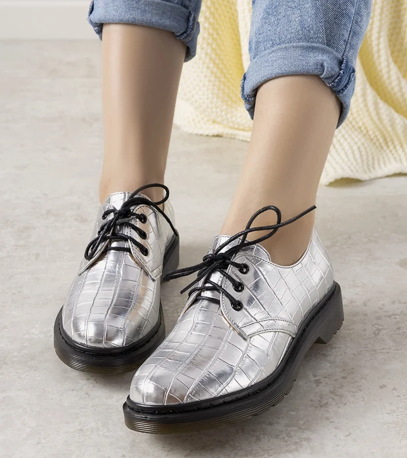 Pantofi Oxford argintii cu motiv din piele de crocodil de la Flaure