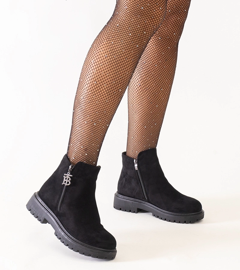 Botine negre cu un pandantiv decorativ pe platformă din ecologic suede Melane.