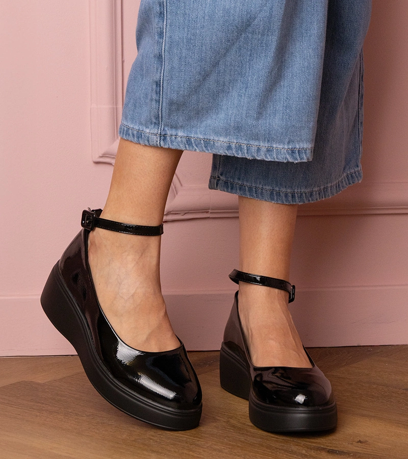 Pantofi negri lăcuiți pe platformă Tanga