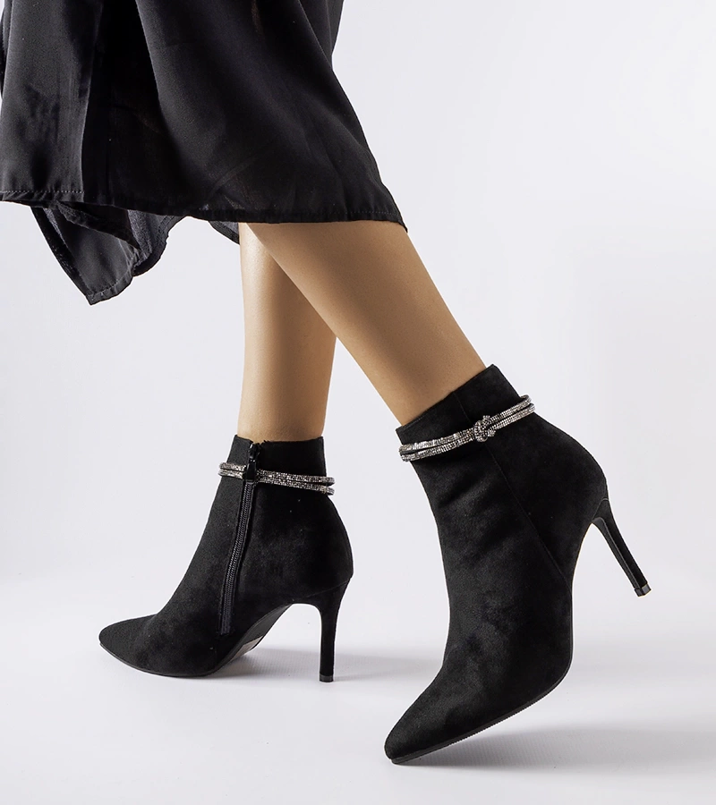 Cizme negre izolate cu toc stiletto de Vinceza