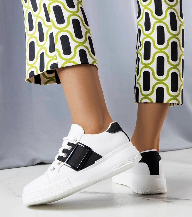 Adidași albi înfrumusețați cu o cataramă neagră Erin