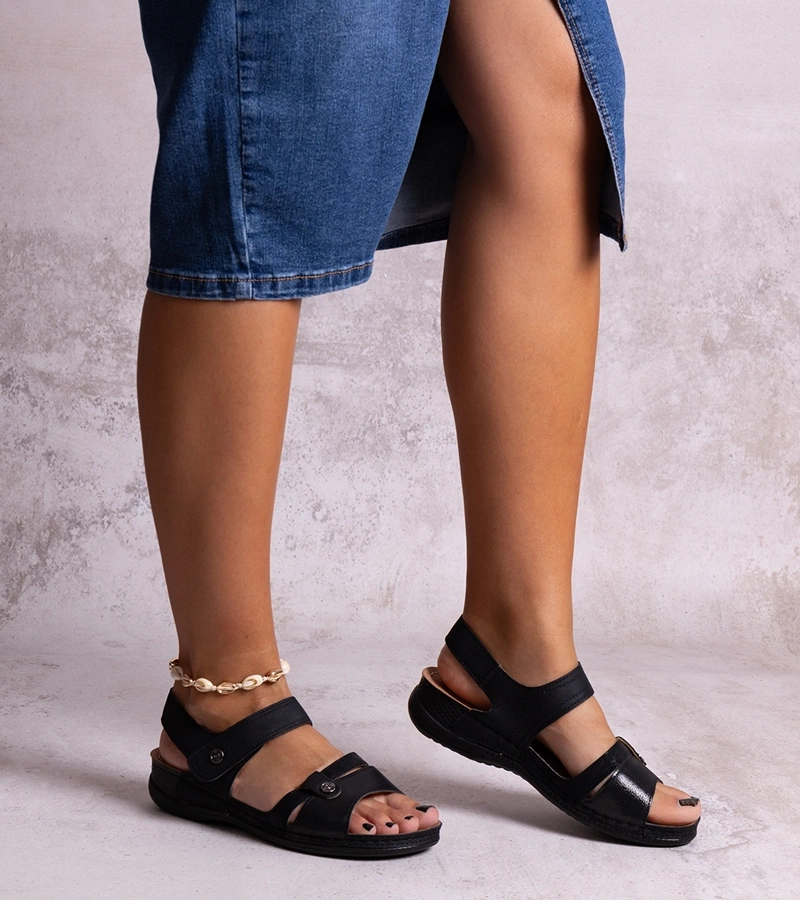 Sandale negre pe platforma Huri