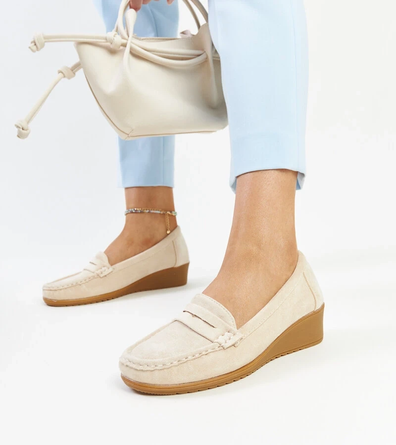 Mocasini de nubuc bej deschis cu platforma de la Sakena