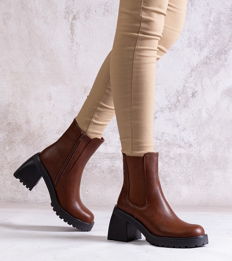 Botinele maro pentru femei cu toc din piele ecologică Ariane.