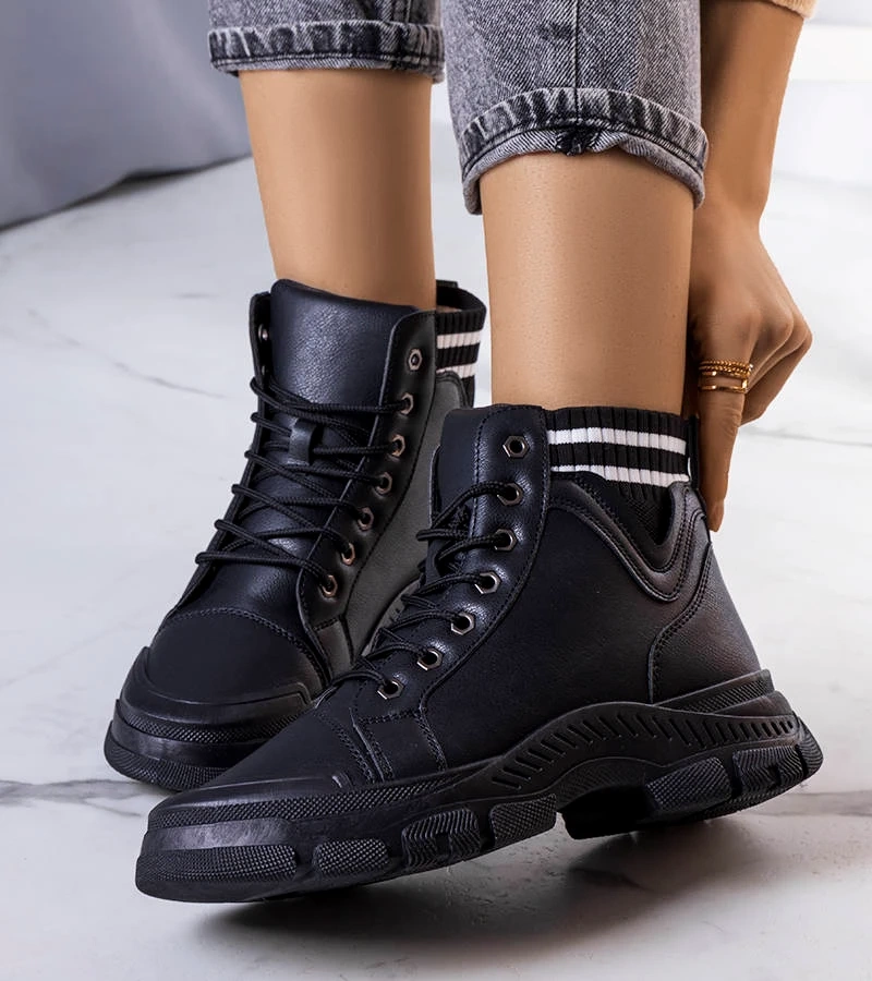 Cizme negre izolate Innes