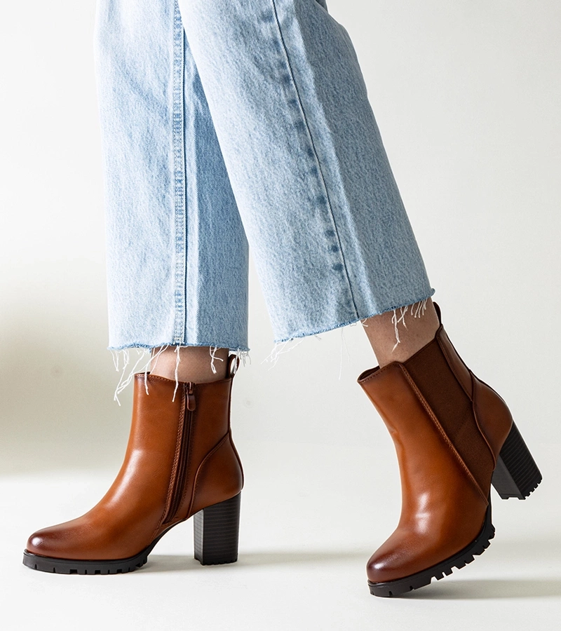 Botinele maro cu toc din piele ecologică Zinah.