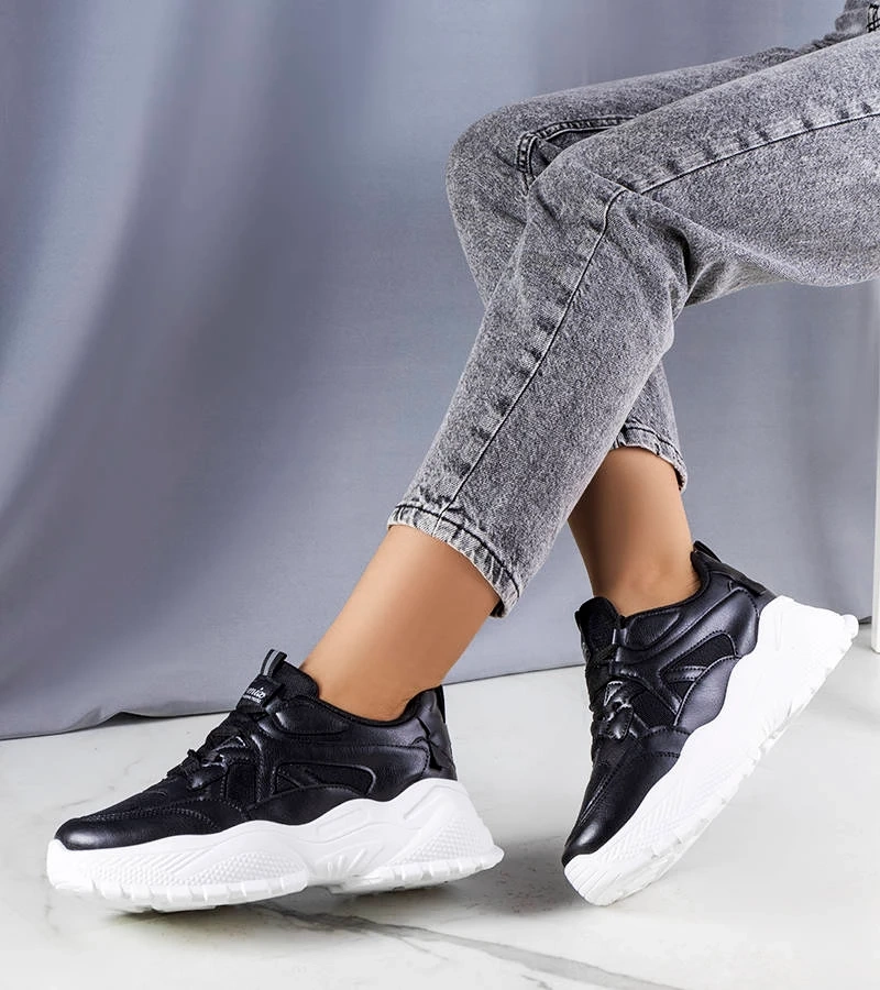 Adidași negri pe talpă solidă de Lorene