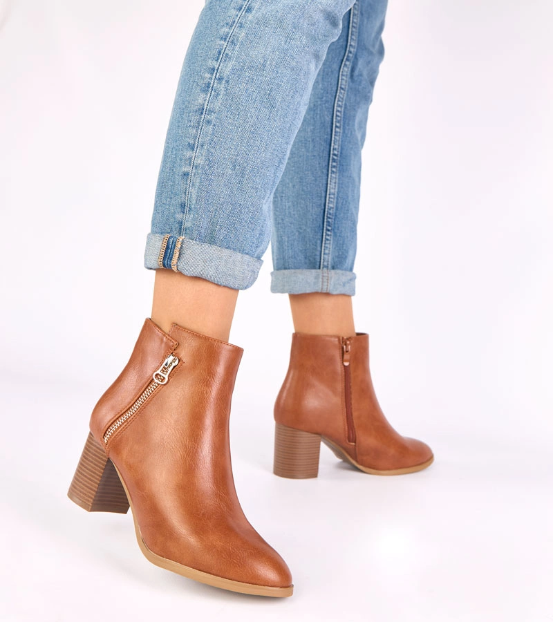 Botine clasice maro cu toc gros și fermoar decorativ Ellie