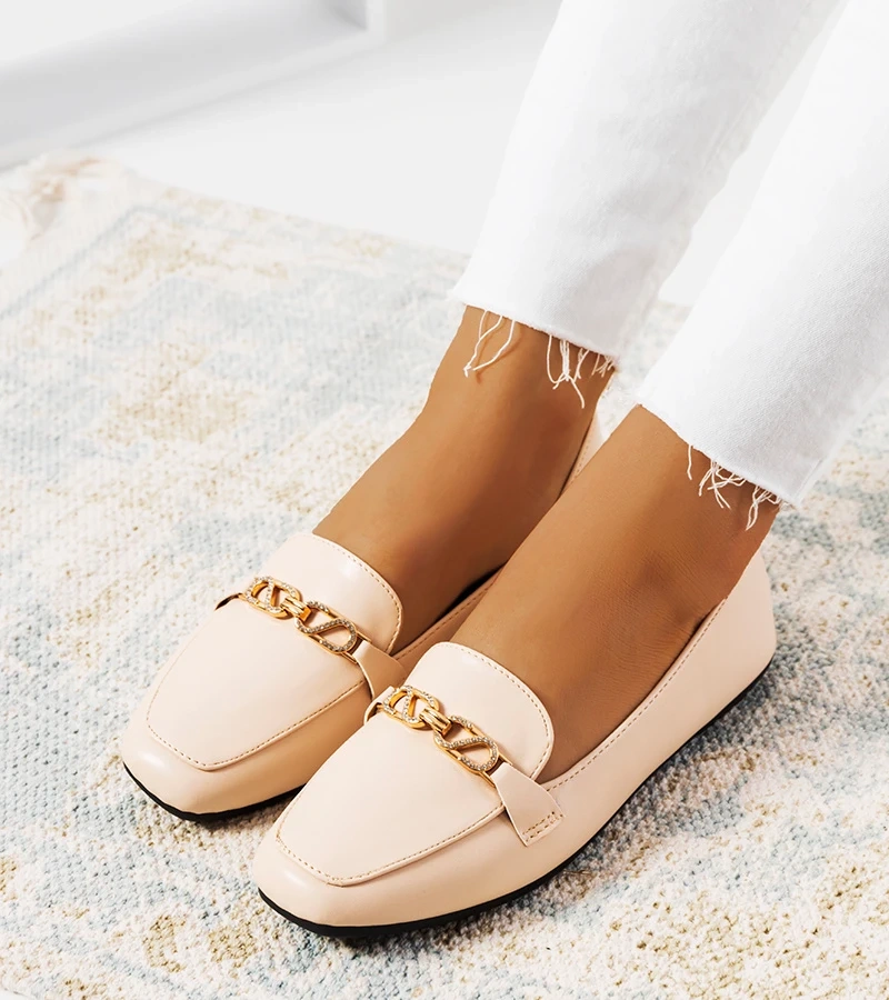 Mocasini bej cu vârf pătrat de Milder