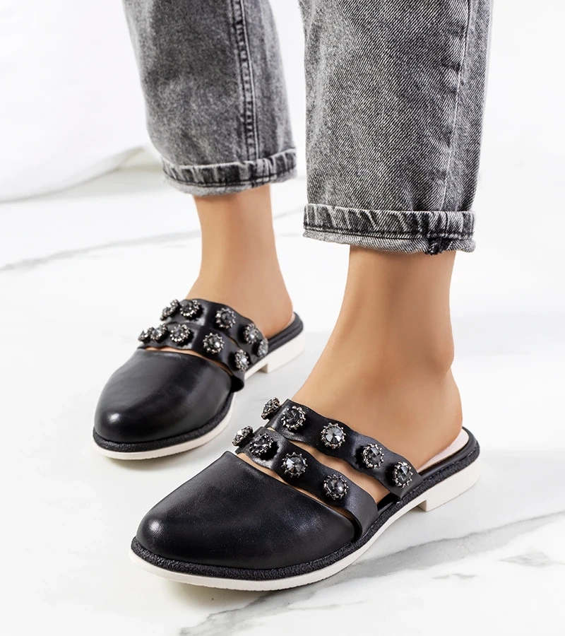 Șlapi negri, decorați cu crampoane Asselt