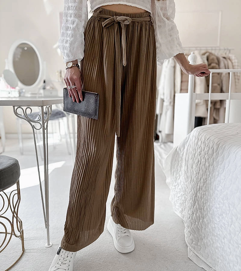 Pantaloni Claudette cu pliuri maro