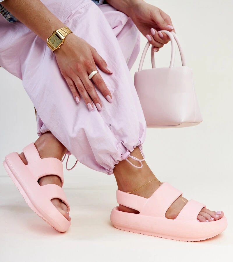 Sandalele roz ale lui Attian