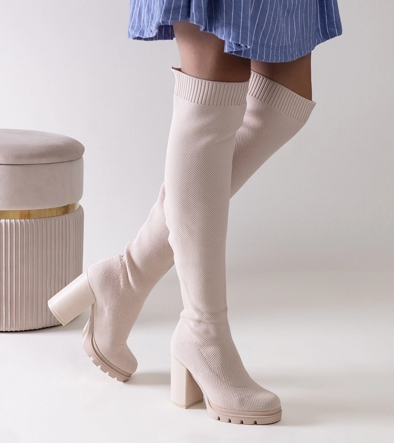 Wsuwane długie beżowe kozaki na słupku Lija po rumuńsku to:
"Botine lungi bej cu toc Lija."