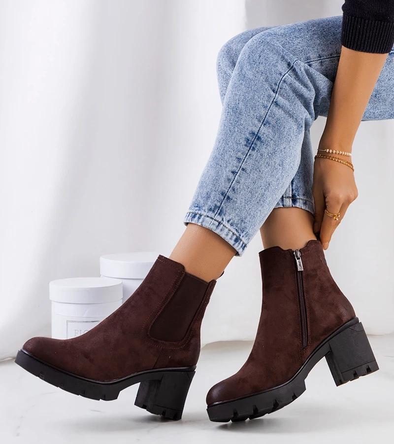 Cizme cu toc din piele de căprioară maro de la Svelte