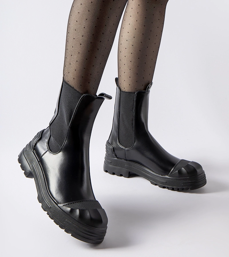 Botine negre călduroase și masive Albanese